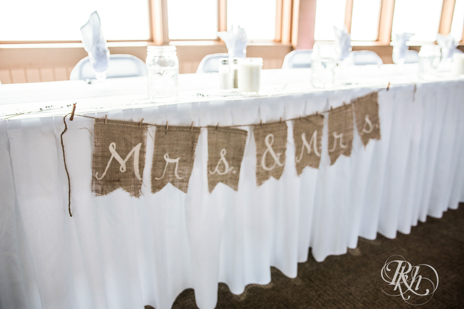 Mrs and Mrs sign at a head table.