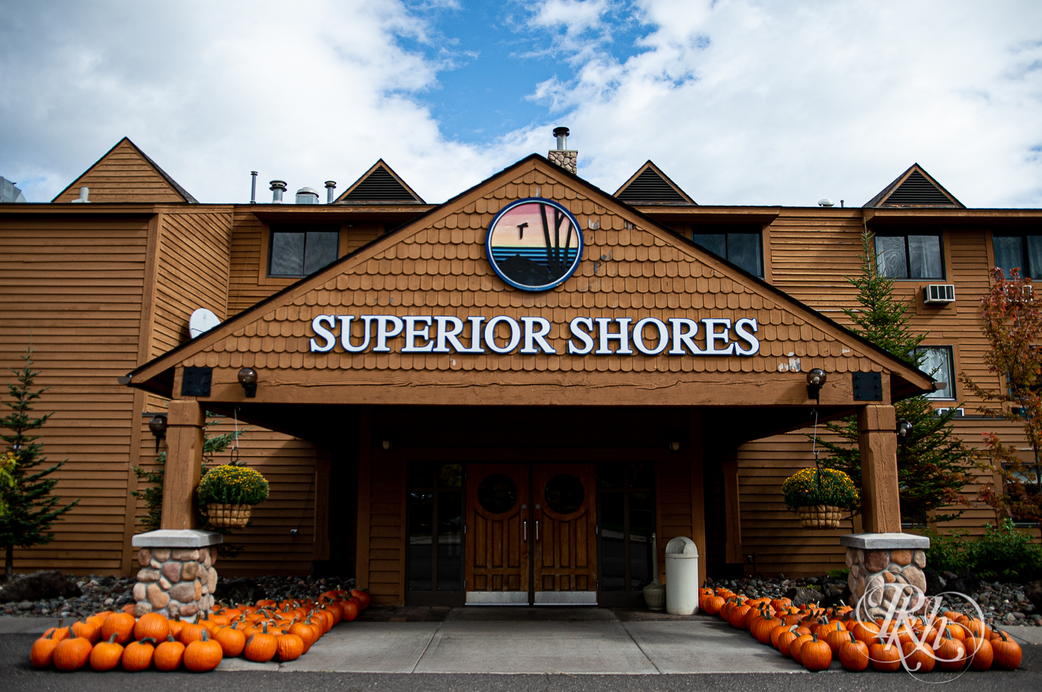Wide shot of the exterior of Superior Shores Resort in Two Harbors, Minnesota.