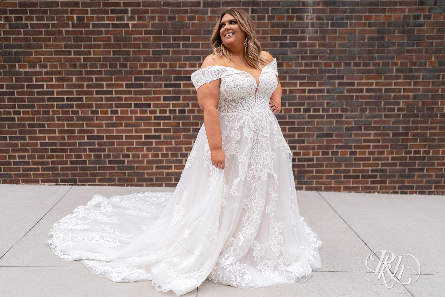 Plus size bride smiling in wedding dress in Minneapolis, Minnesota.