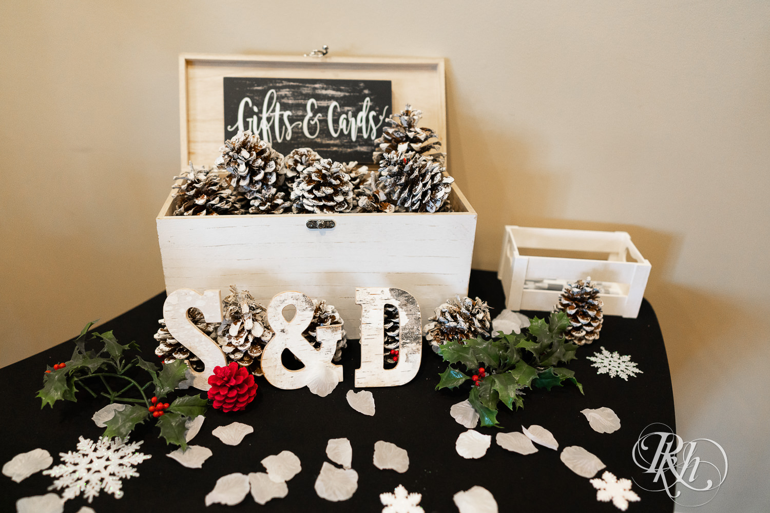 Winter wedding details including flowers and pinecones at Minneapolis Golf Club in Saint Louis Park, Minnesota.