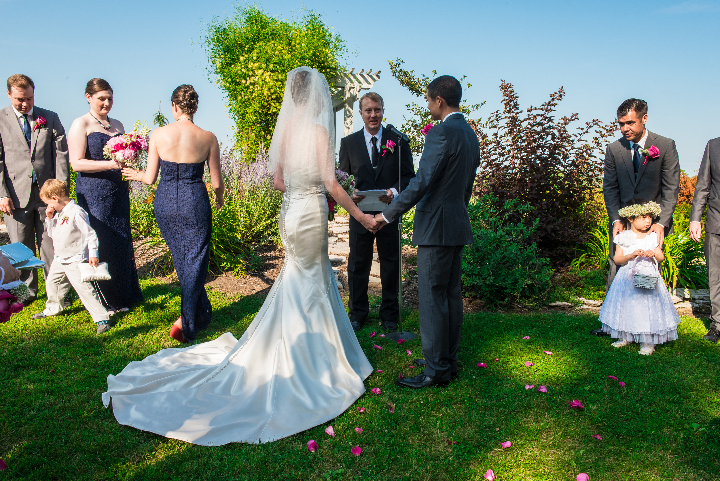 Bride and groom get married at Carpenter Nature Center wedding in Hastings, Minnesota.