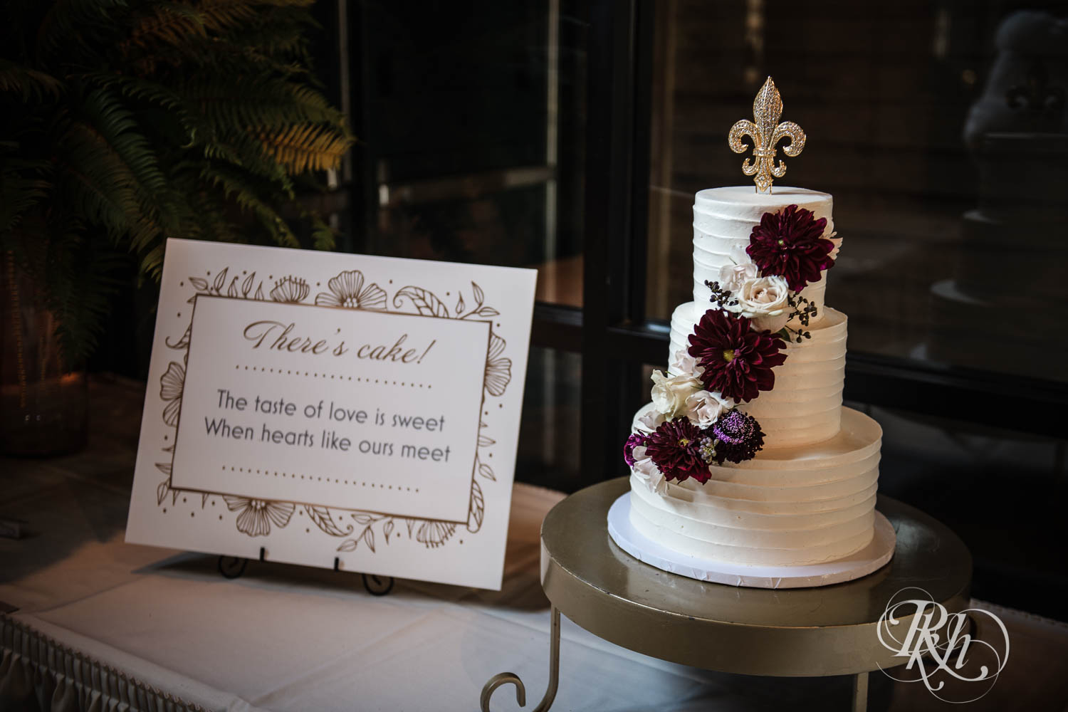 Wedding cake at Nicollet Island Pavilion in Minneapolis, Minnesota. 