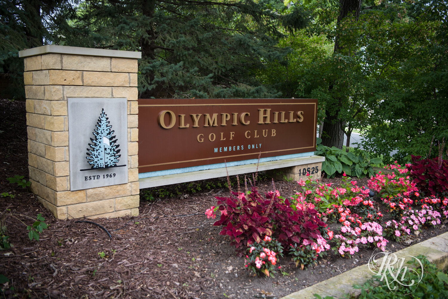 Olympic Hills Golf Club sign in Eden Prairie, Minnesota.