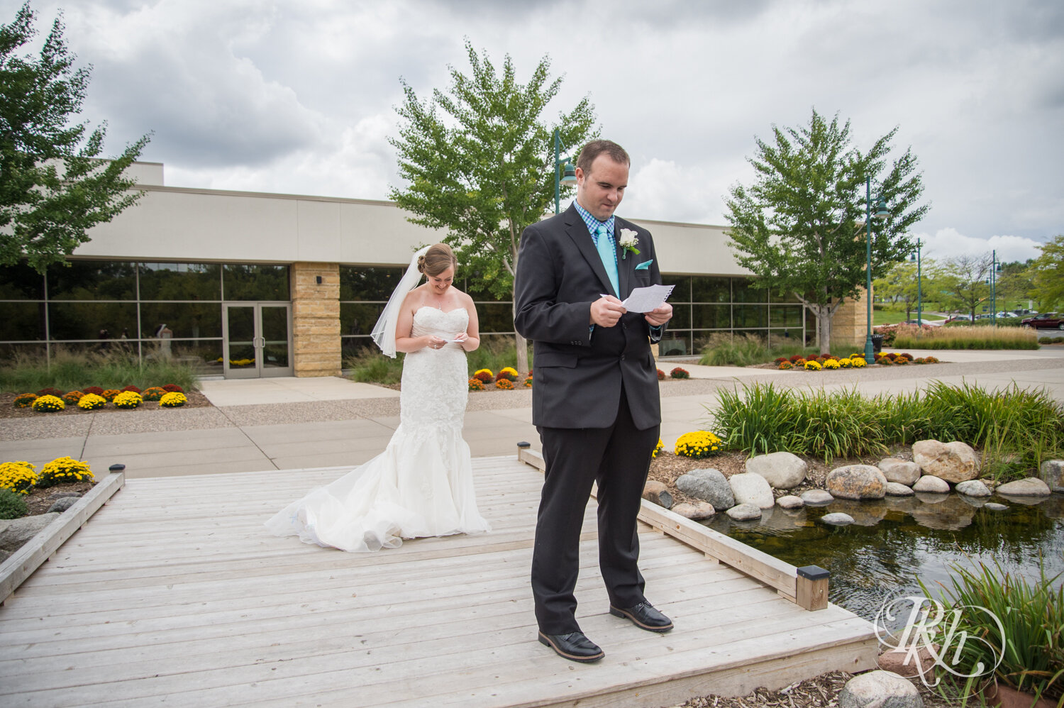 Bride and groom reading notes before first look