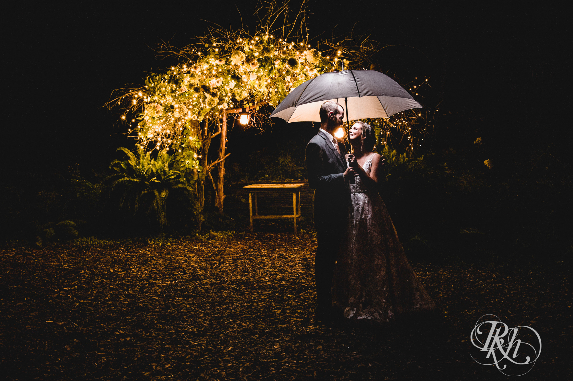 rainy wedding photography