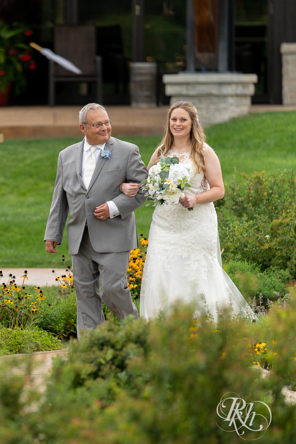 Bride walking down the aisle with her dad at 7 Vines Vineyard in Dellwood, Minnesota.