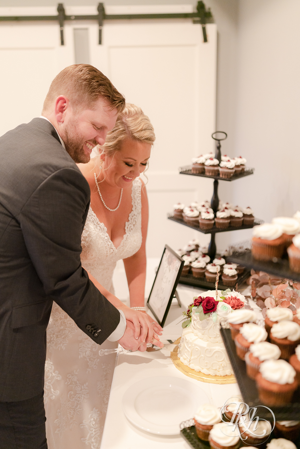 Bride and groom cut wedding cake at Hastings Golf Club in Hastings, Minnesota.