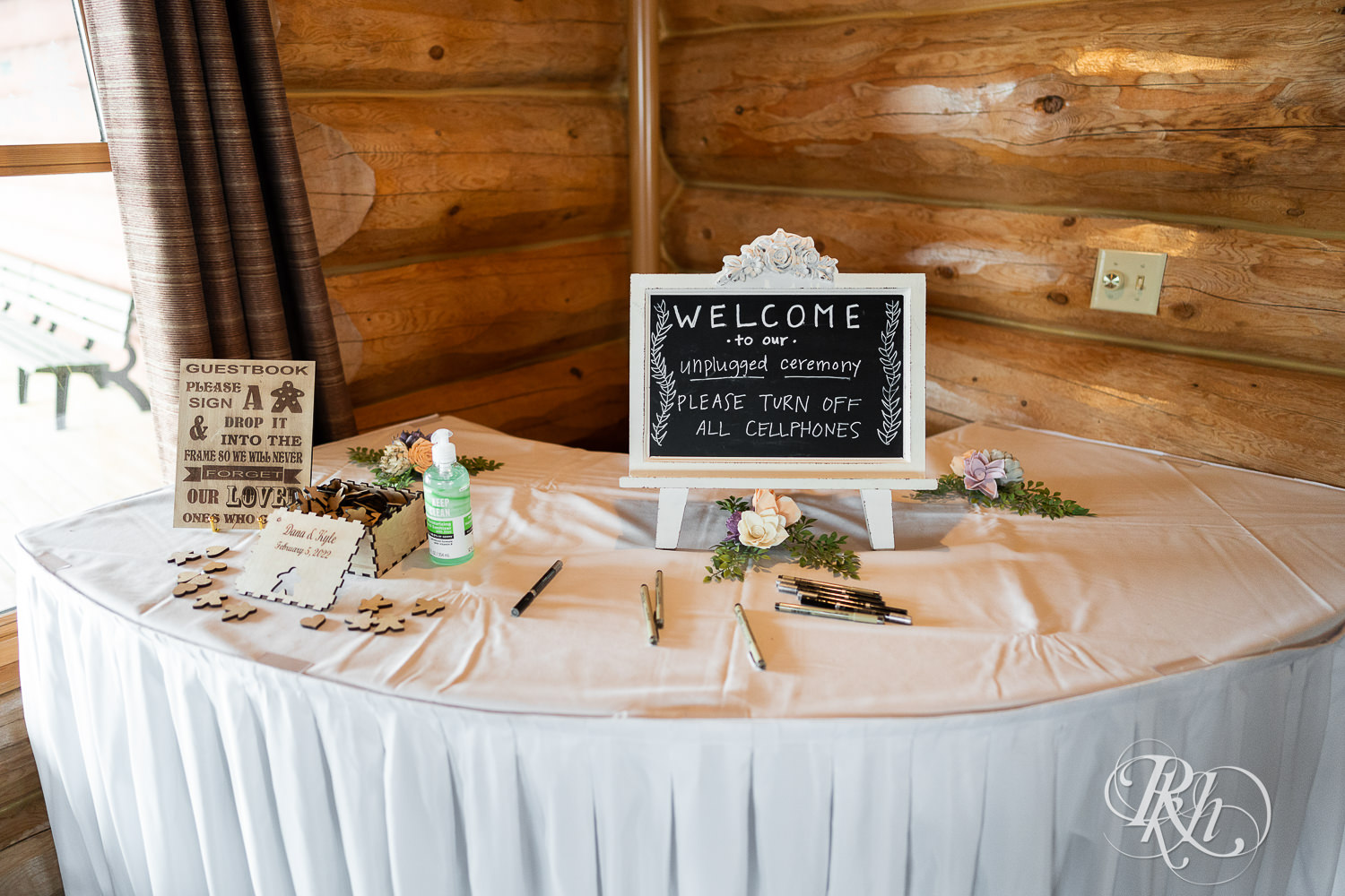 Wedding table for winter wedding at Glenhaven Events in Farmington, Minnesota.
