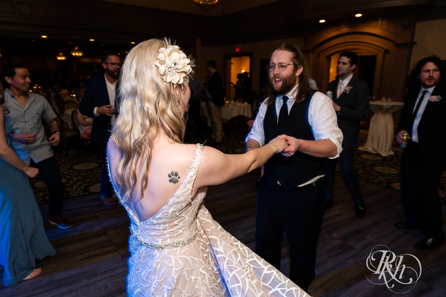 Guests dance at wedding reception at Rush Creek Golf Club in Maple Grove, Minnesota.