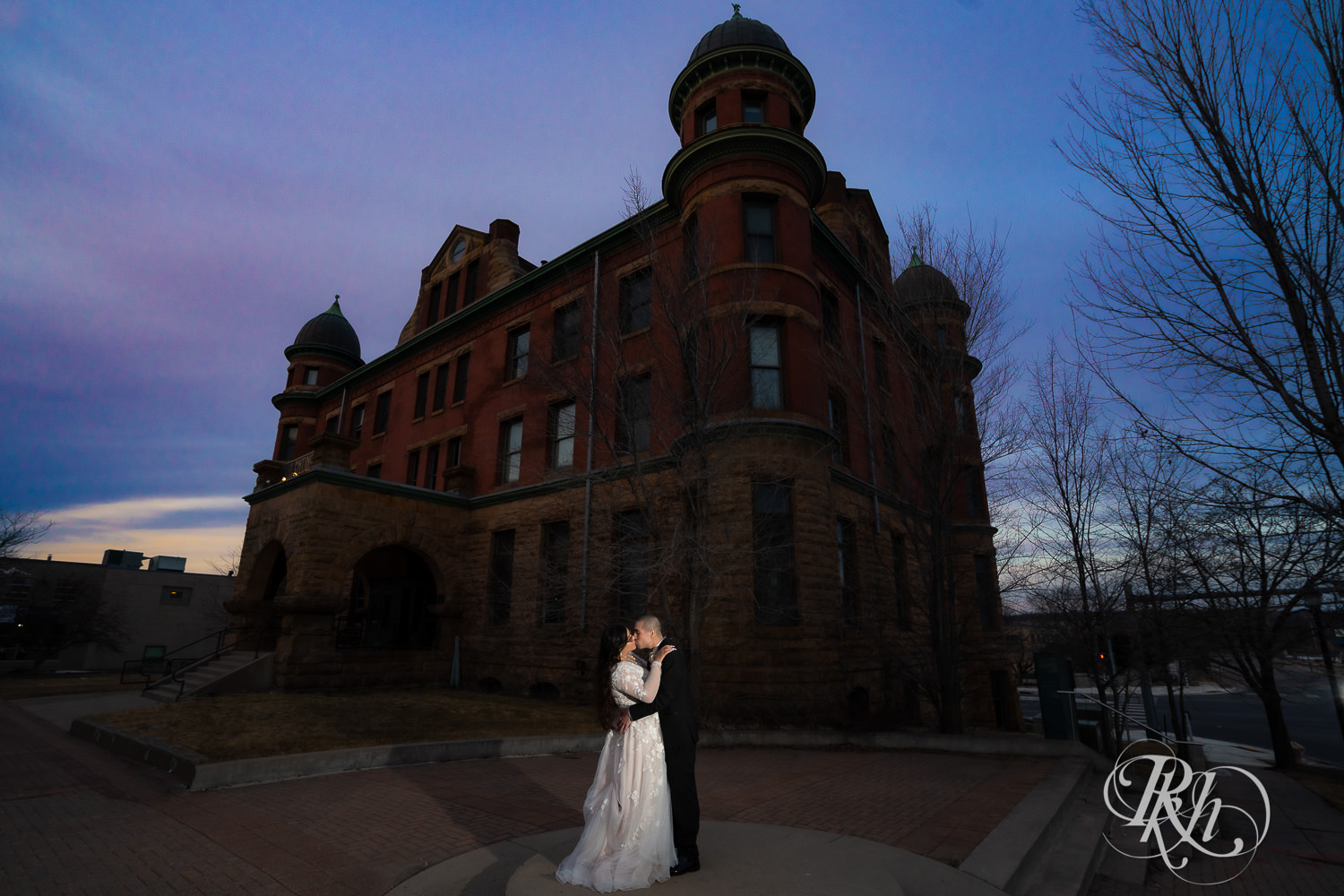 Mexican bride and groom kissing in front of the Historic Concord Exchange in Saint Paul, Minnesota.