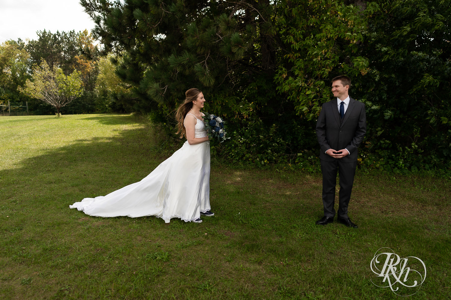 First look at a summer wedding at Stone Lion Winery and Events in Isanti, Minnesota. 