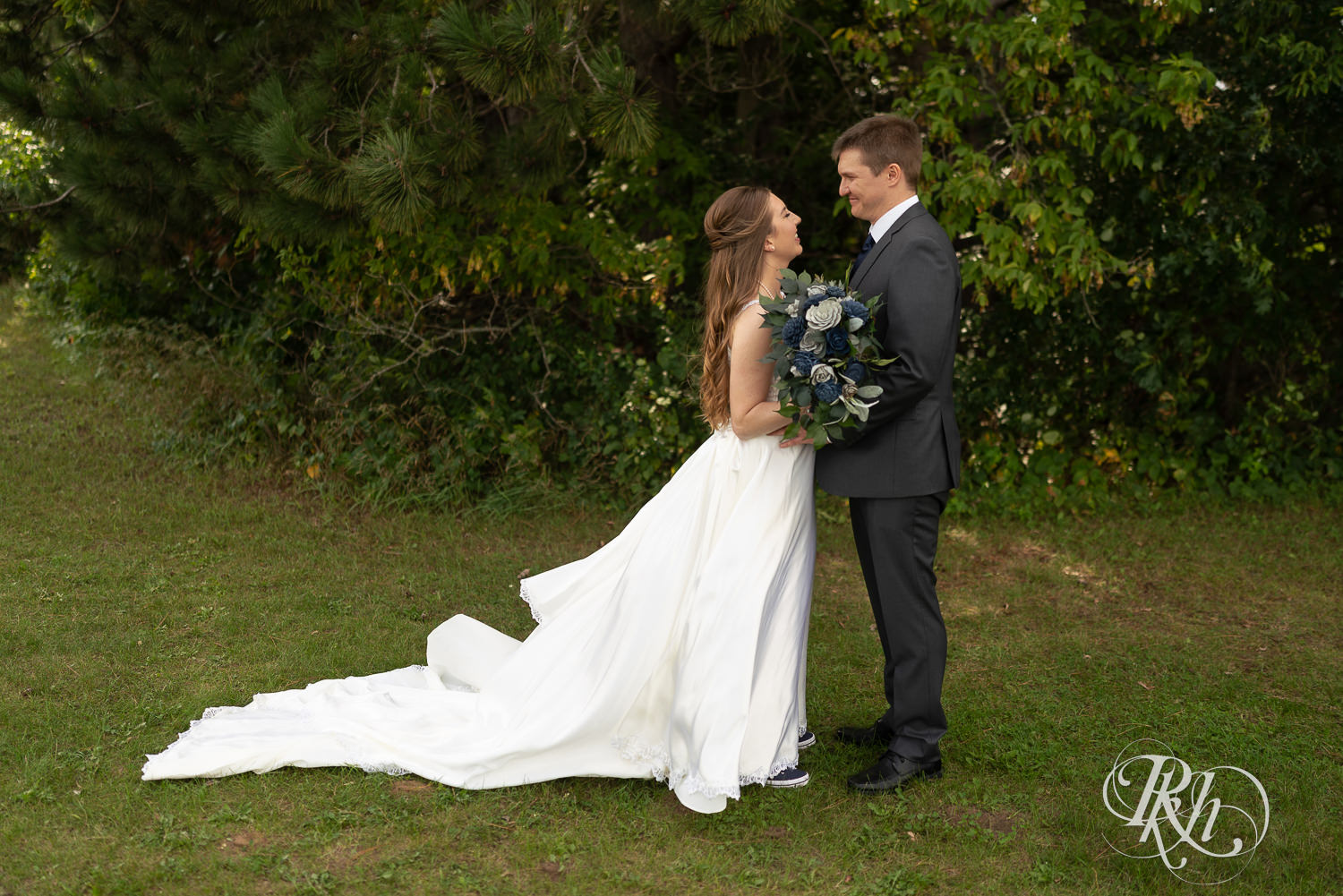 First look at a summer wedding at Stone Lion Winery and Events in Isanti, Minnesota. 