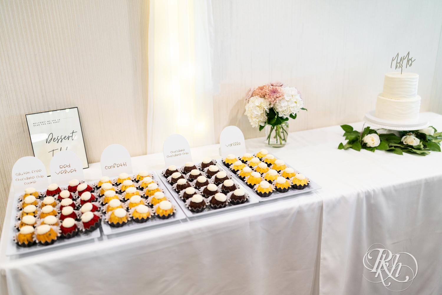 Wedding desert table at Olympic Hills Golf Club in Eden Prairie, Minnesota.