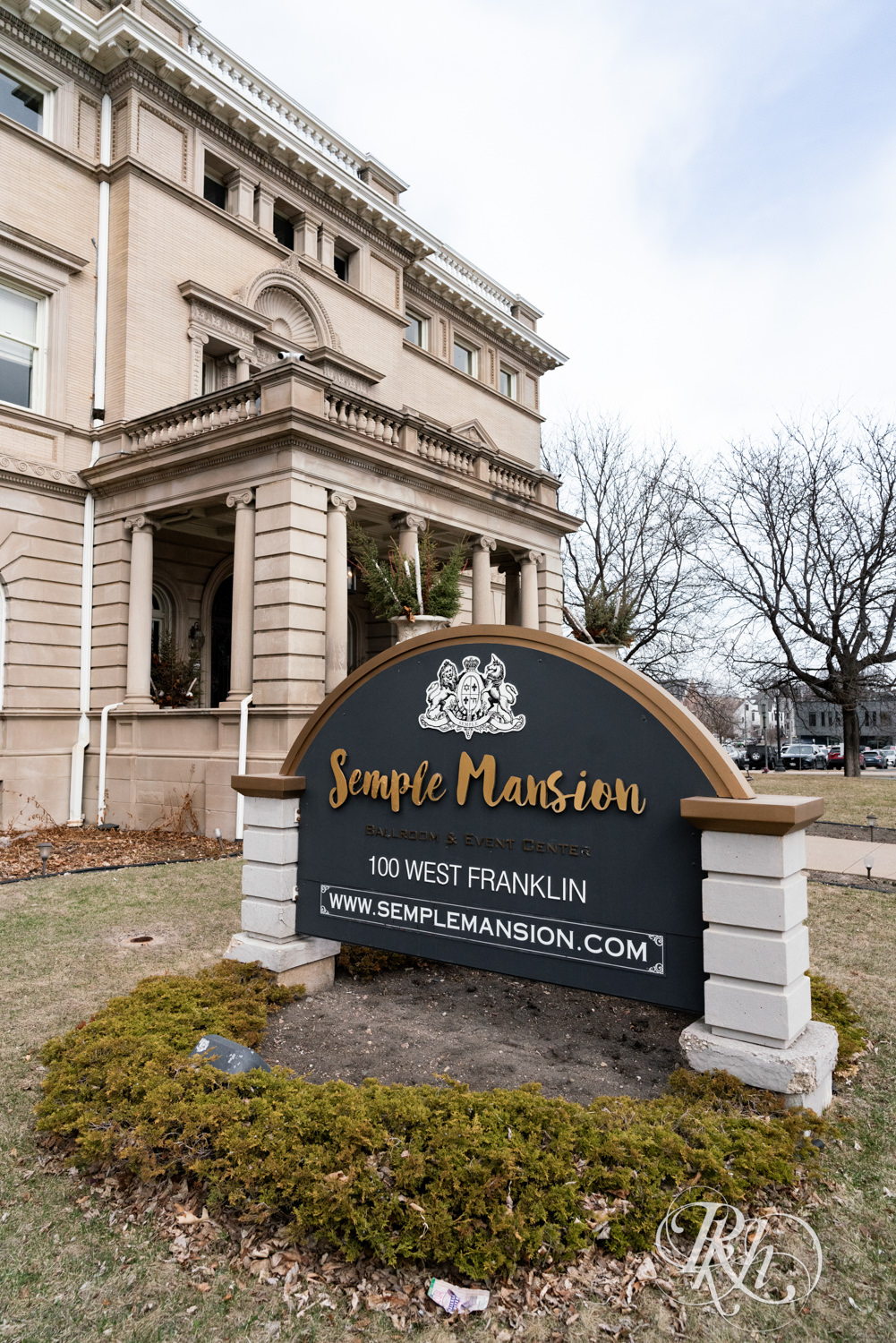 Wide phot of the Semple Mansion in Minneapolis, Minnesota on a cloudy day.