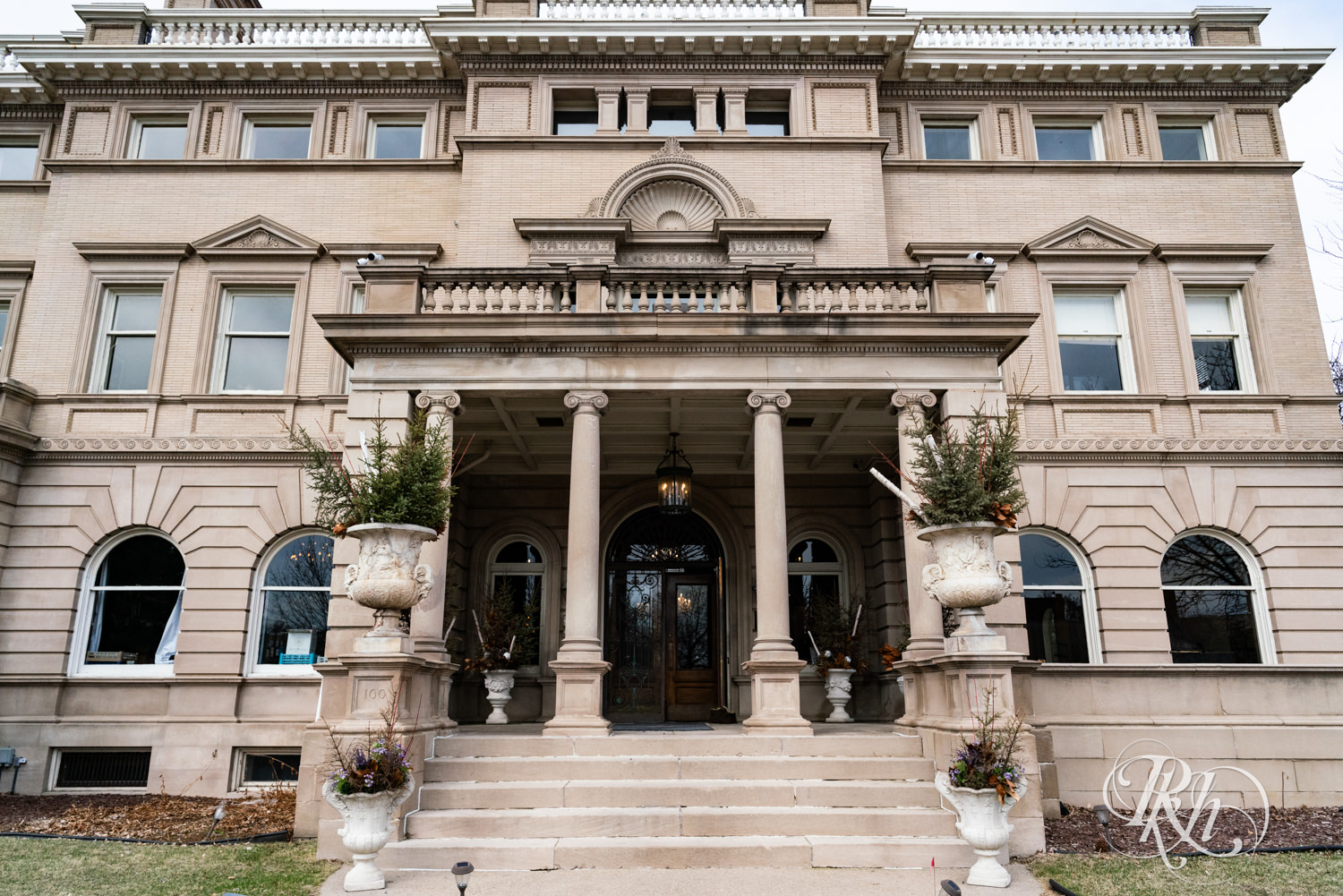 Wide phot of the Semple Mansion in Minneapolis, Minnesota on a cloudy day.