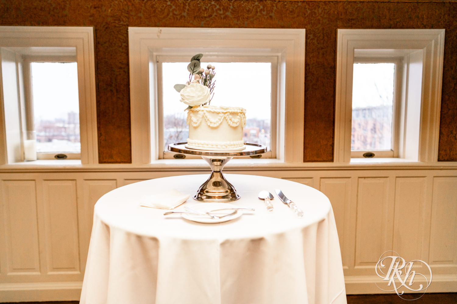 Wedding cake at Semple Mansion in Minneapolis, Minnesota.