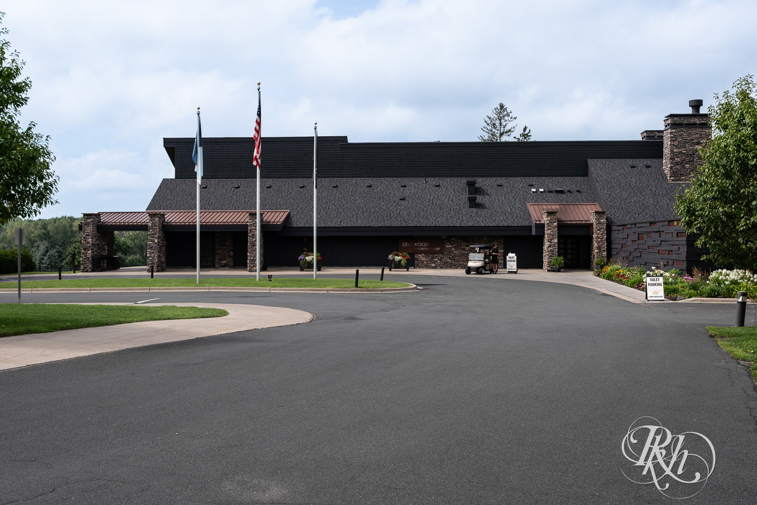Wide photo of the exterior of Dellwood Country Club in Dellwood, Minnesota.